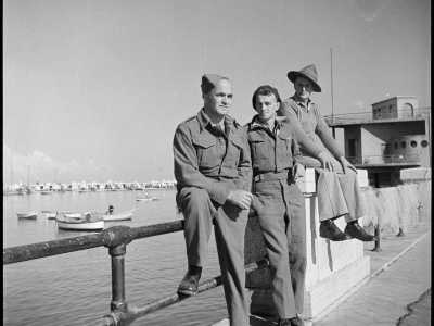 Gli Alleati arrivarono a Bari a partire dal 18 settembre 1943. Gli ufficiali britannici si stabilirono nel circolo canottieri Barion e nell�Albergo delle Nazioni, all�epoca ancora chiamato Albergo Imperiale. Il primo edificio si intravede in uno scatto di Kaye che immortala tre marinai inglesi sul Molo San Nicola... 

(F. Alexander Turnbull Library, Welligton, NZ. Ref. DA-04514-F)